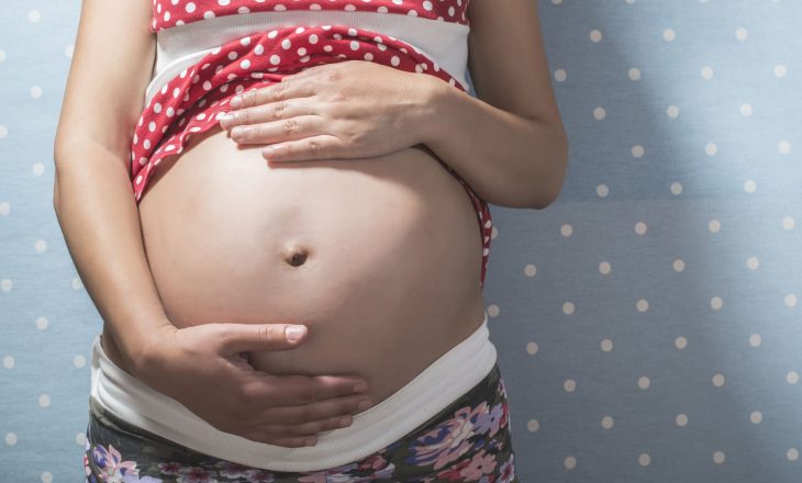Ndotja e ajrit është e dëmshme për gratë shtatzëna aq sa pirja e duhanit
