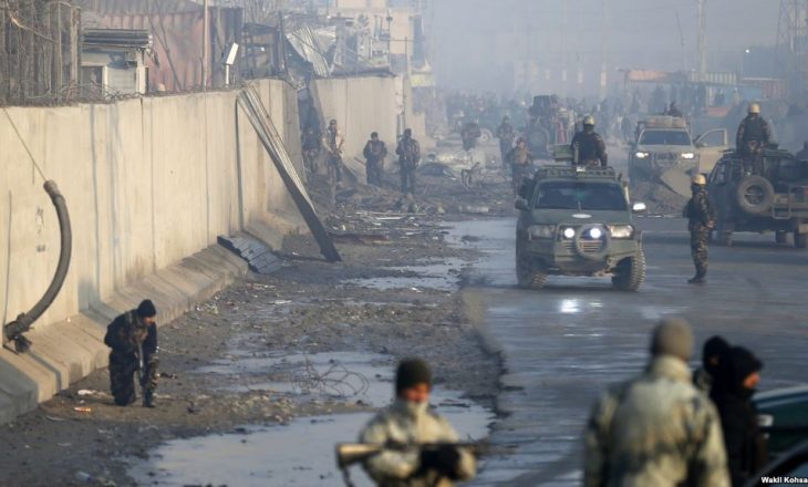 Vriten dhjetëra trupa afgane, derisa rinisin bisedimet për paqe