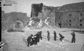 Një foto e vitit 1938 ku Dedë Jakova dhe Gegë Marubi zbaviteshin me borën