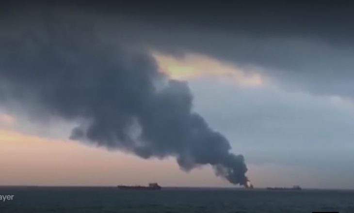 Zjarr në dy anije në ngushticën e Kreçkës, pësojnë 14 persona