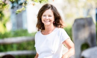 Australianja Geraldine Brooks nderohet me çmimin “Ramiz Kelmendi”