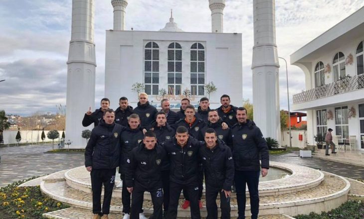 Fotoja para xhamisë, që po përçan tifozët e klubit kosovar