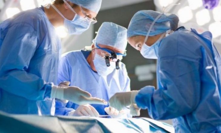 Pas gjashtë intervenimeve, kirurgun e zë gjumi duke mbajtur dorën e operuar të pacientit