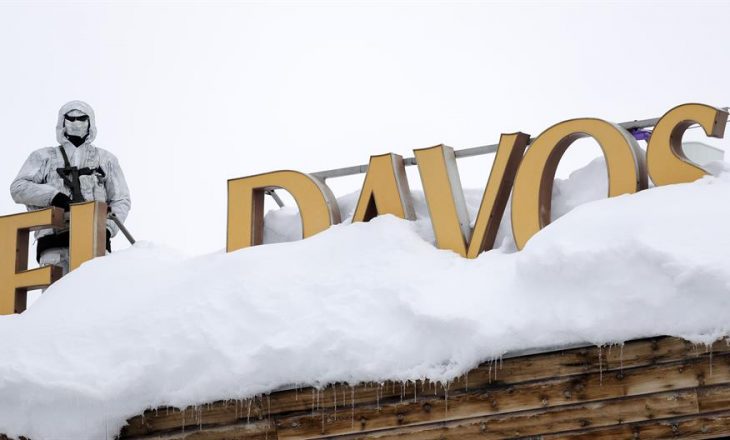 Filloi Forumi Botëror Ekonomik në Davos, nën hije të krizave politike