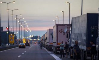 Shfuqizimi i taksës mes përkrahjes ndërkombëtare dhe kundërshtimit të opozitës