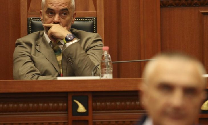 Përplasja Meta-Rama, juristët thonë se Presidenti s’ka të drejtë të refuzojë shkarkimet