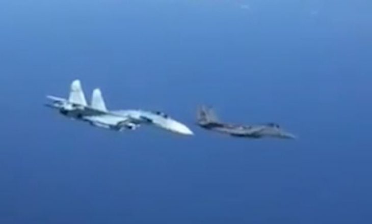 Avioni rus ‘shtyn’ avionin amerikan në ajër