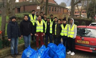 Britani, të rinjtë myslimanë pastrojnë qytetin pas Vitit të Ri