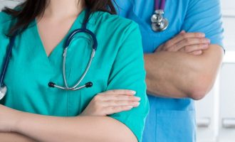 Dy infermierë futen në grevë urie, kërkojnë rritje të pagës