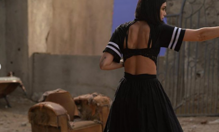 Dua Lipa sjell pamje nga prapaskenat e xhirimeve të kolonës zanore të filmit “Alita”