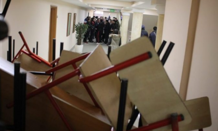 Studentët e ngujuar në fakultetin e Ekonomikut: Policia na mbylli dyert, s’po na lejon as të marrim ushqim