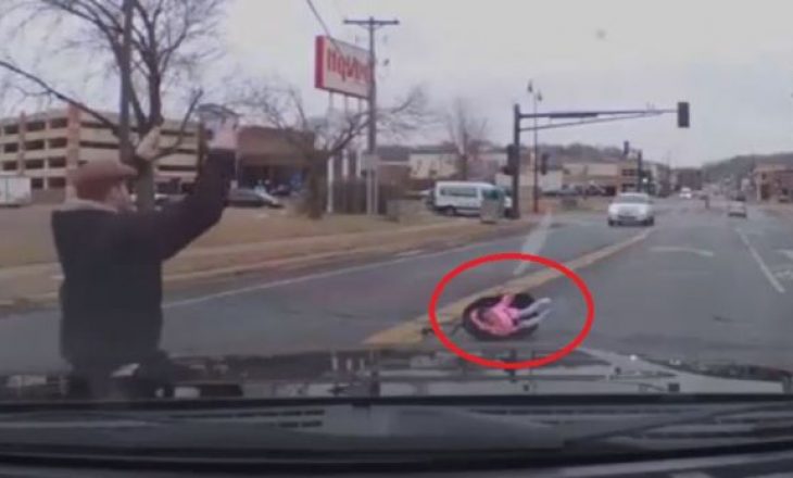 2-vjeçarja bie nga makina, përfundon në mes të rrugës [video]