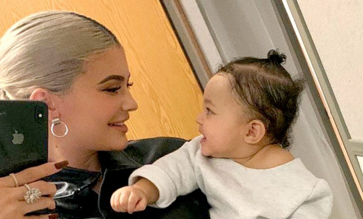 Nuk ka mbushur akoma 1-vjeçe, vajza e Kylie Jenner e rrethuar me miliona dollarë