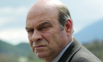 Aktori i njohur shqiptar feston 62-vjetorin e lindjes