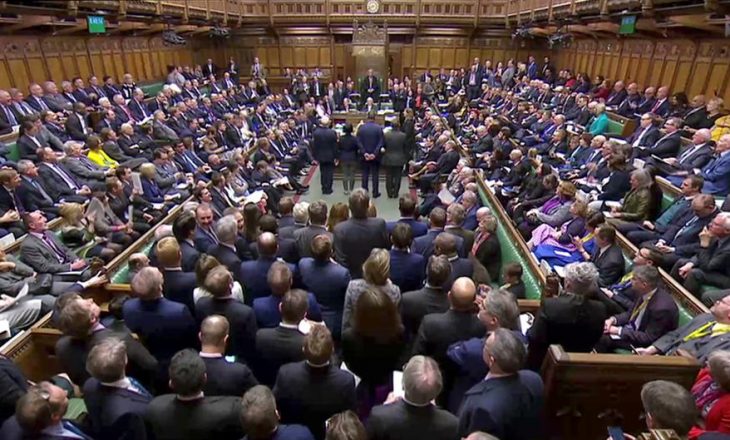 Parlamenti britanik pengon Brexitin e “fortë”