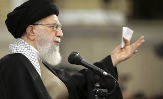 Lideri suprem iranian Khamenei: SHBA duhet së pari të kthehet në marrëveshjen bërthamore