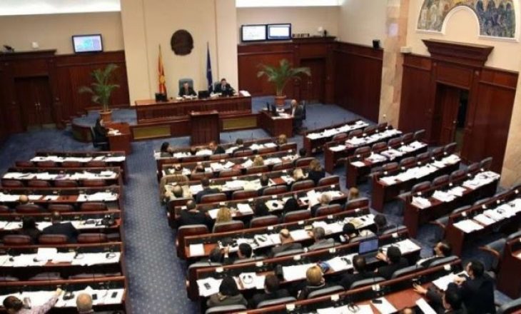 Në ndryshimet kushtetuese janë përfshirë edhe kërkesat e partive shqiptare