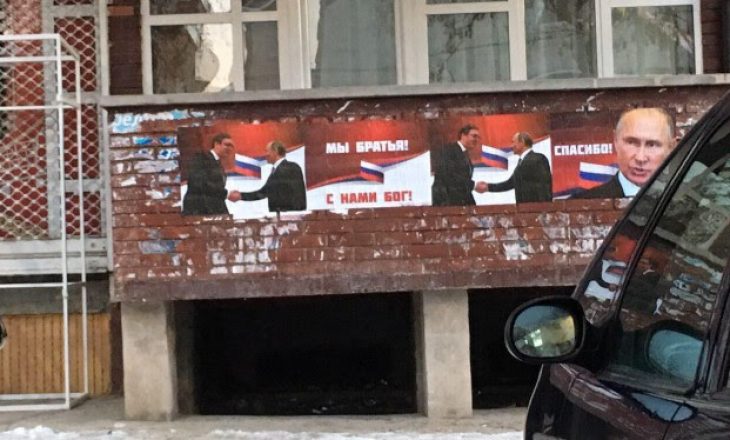 Flamuj rusë, foto të Putinit dhe mbishkrime ‘Ne jemi vëllezër’ gjithandej në Mitrovicë