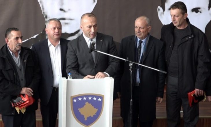 Familja Knushi fal gjakun e djalit në praninë e Haradinajt