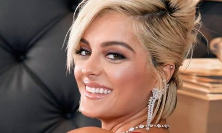 Dizajnerët nuk pranuan të bëjnë fustan për të shkaku i përmasave – ky është fustani që e shndërroi në princeshë Bebe Rexhën në ‘Grammys’