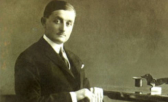 “Hani, pini, vidhni, mblidhni gjith’ aksione, monopole, ekselenca dhe shkëlqesa, tuti quanti come vuole”