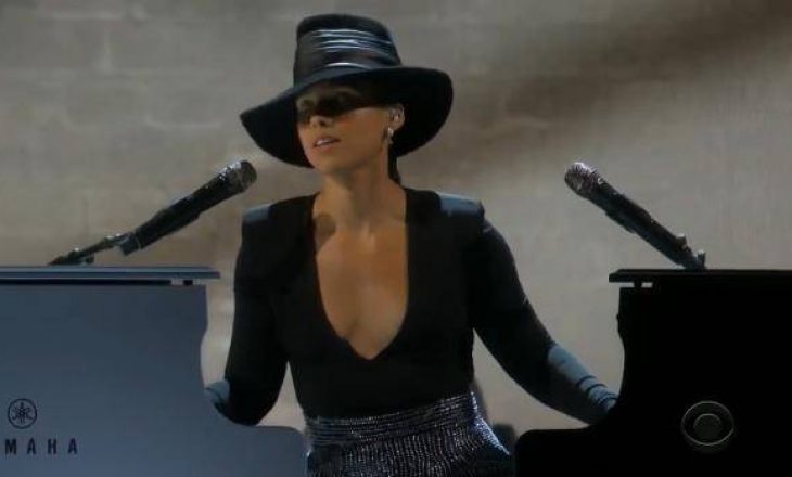 Alicia Keys habiti audiencën duke luajtur në dy piano në të njëjtën kohë
