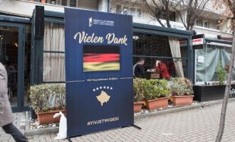 Kafiteritë e Prishtinës falënderojnë shtetet mike të Kosovës në gjuhën e tyre