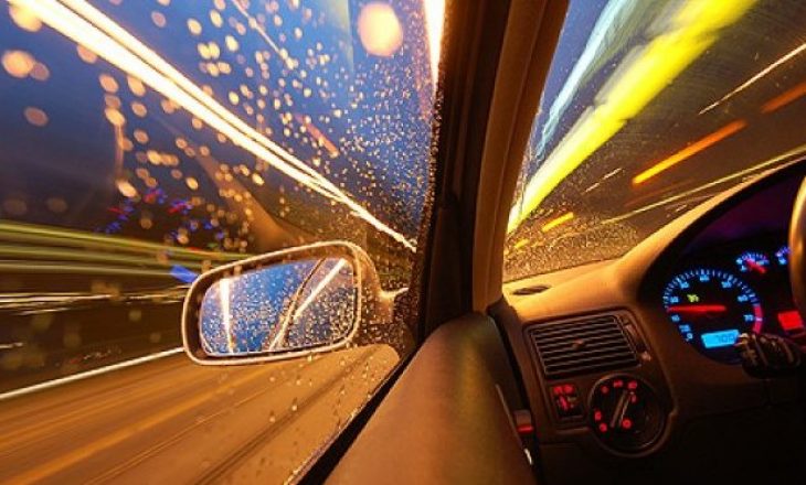 Kosovari ‘nxehet’ në muzikë dhe vozitë si i çmendur, gati e godet këmbësorin