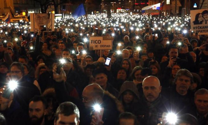 Dhjetëra mijëra njerëz në Sllovaki po e shënojnë përvjetorin e vrasjes së gazetarit