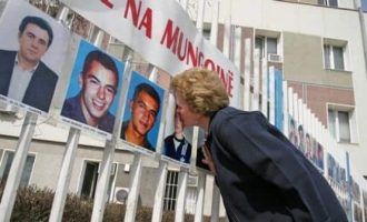 “Të jetosh me kujtimet e të pagjeturve” – Ekspozitë në Kuvendin e Kosovës