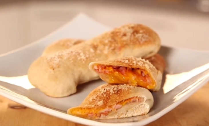 Shpejt dhe lehtë: Pica të shijshme Calzone (VIDEO)