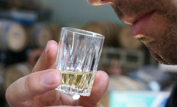 Më shumë se 100 njerëz vdesin në Indi për shkak të alkoolit të dyshimtë