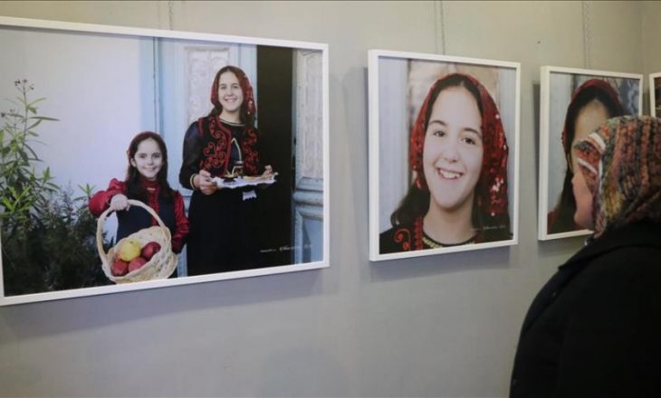 Artistja nga Kuvajti hapë ekspozitë me fotografi për mikpritjen e shqiptarëve