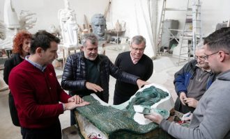 Statuja e Skënderbeut në qendër të Budapestit, përballë Janosh Huniadit