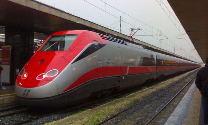 Nuk paguajnë biletat, konduktori i detyron pasagjerët të kërcejnë nga treni – njëri prej tyre humb jetën