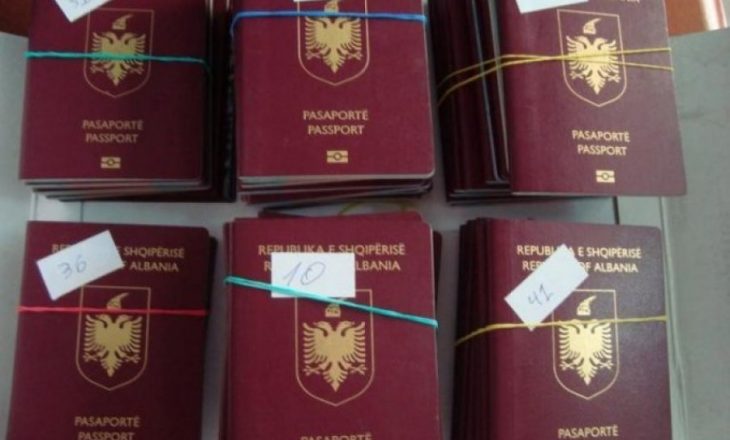Vidhen 100 pasaporta shqiptare në Greqi