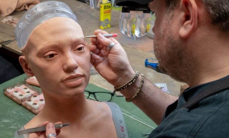 Roboti artist vizaton portrete të njerëzve