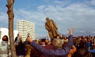 Rrëfehet pas shumë vitesh operatori që filmoi rrëzimin e bustit të Enver Hoxhës