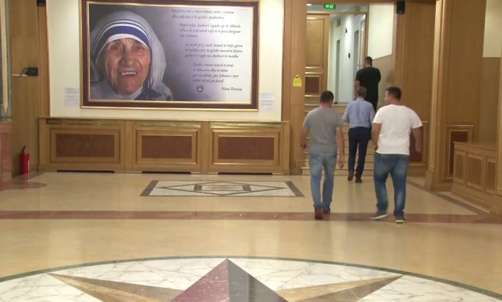 Ekspozita “Të jetosh me kujtimet e të pagjeturve” në Kuvendin e Kosovës