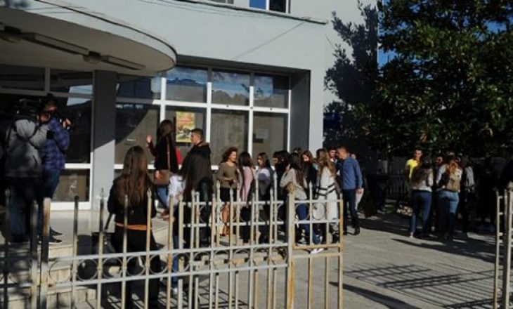 “Polici tentoi të përdhunojë studenten, djemtë e fakultetit e mbyllën në banjo”