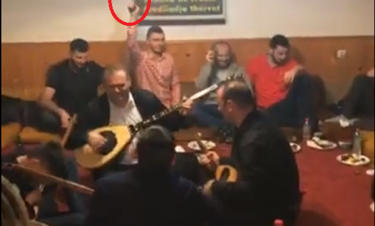 Djali i drejtorit të Spitalit gjuan me revole brenda odës