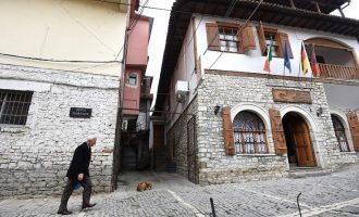 Dyqani hebre në Berat që po rrezikon të mbyllet pas vdekjes së pronarit shqiptar
