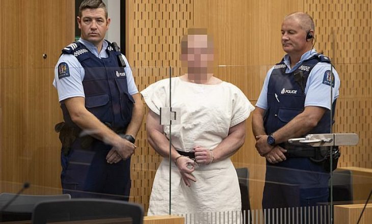 Terroristi që vrau 50 myslimanë, ankohet se nuk po e trajtojnë mirë në burg
