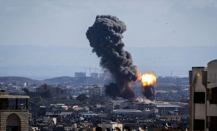 Fillon hakmarrja e Izraelit kundër Gazës me sulme ajrore