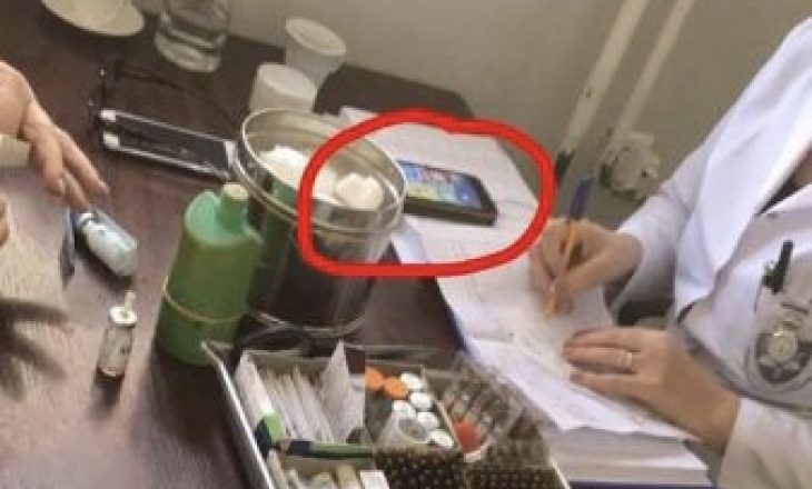 Doktoresha në Gjakovë luan ‘Ludo’ derisa e kontrollon pacientin