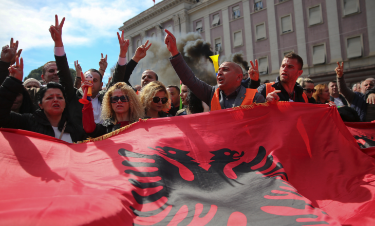 Media e Vatikanit jep alarmin: Do të kemi eksod shqiptar si në vitet ’90