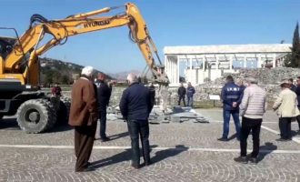 Rrënohet bazamenti pa leje për bustin e Skënderbeut