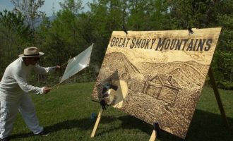 Artisti pikturon me diell (VIDEO)