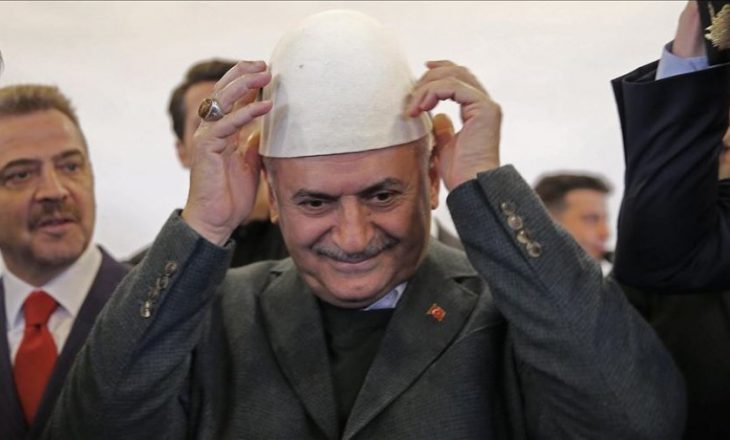 Kandidati për kryebashkiak të Stambollit me plis në kokë, betohet me “besa besë”