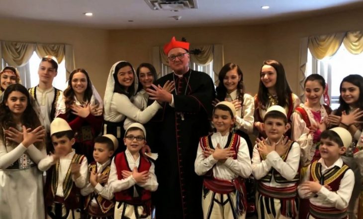 Kryeipeshkvi i Nju Jorkut në kishën shqiptare: Ju admiroj për historinë dhe besimin tuaj